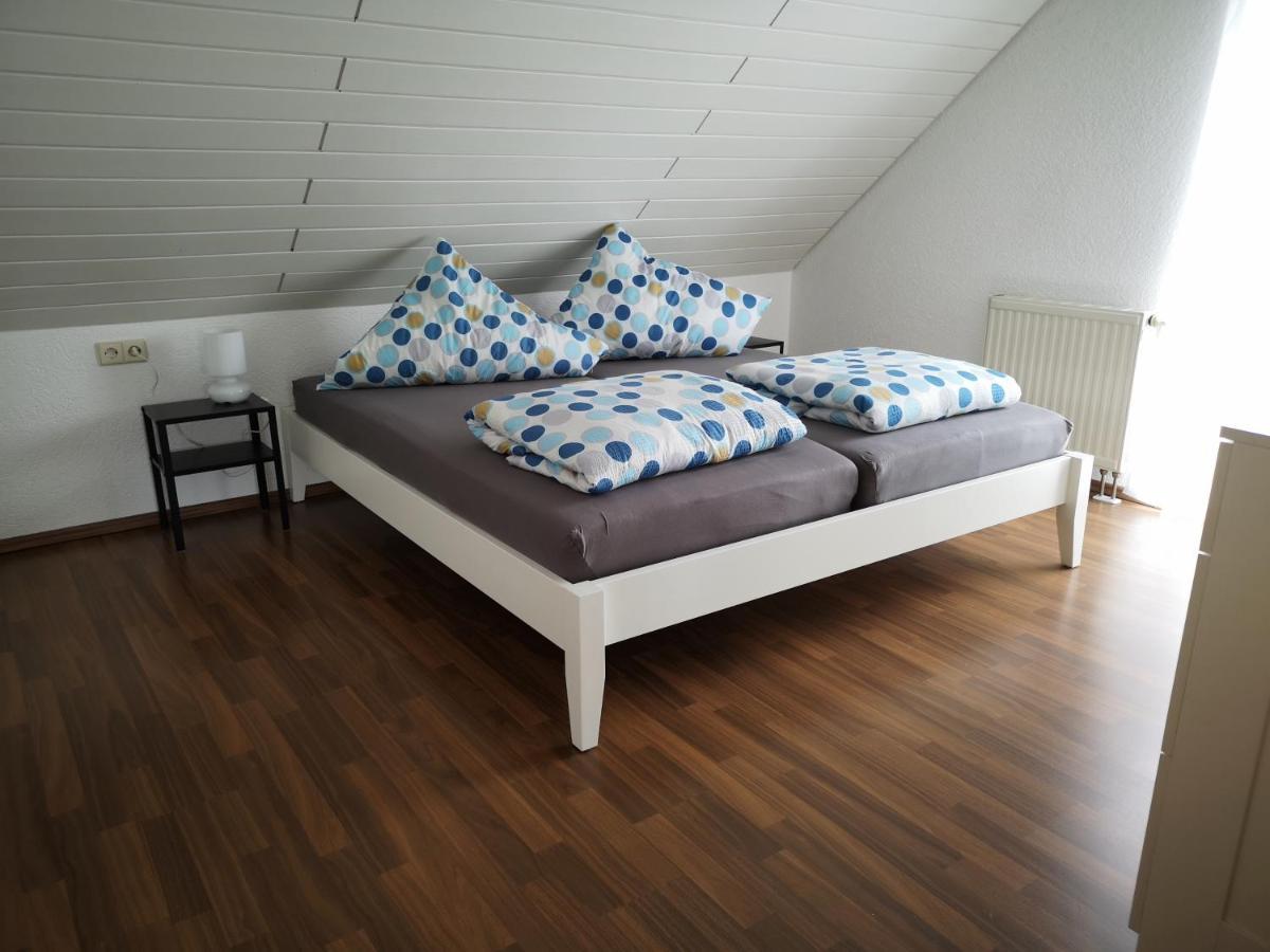 Familien-Ferienwohnung: Messe-Nähe mit Balkon und Parkplatz am Bodensee Meckenbeuren Exterior photo